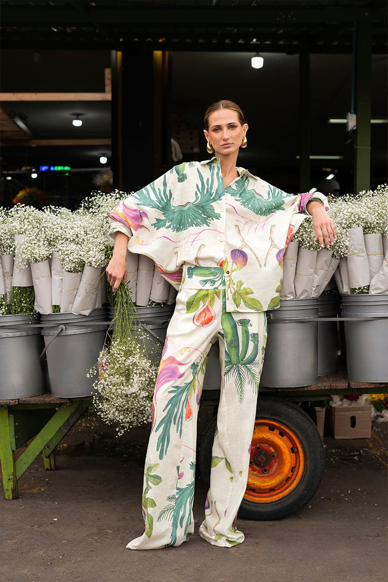Ivory linen floral blouse by Tinta Latina, featuring lightweight fabric and delicate floral pattern, casual and elegant shirt.