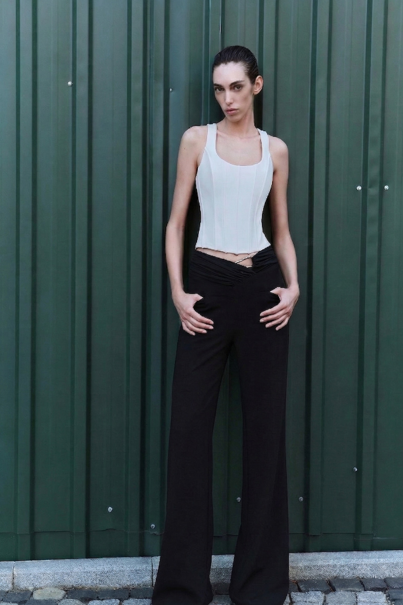 Black ILA ROXY pants with a relaxed fit, featuring a high waist and casual style, shown on a model.