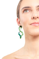 Salvára Interconexión L earrings in vibrant green with intricate design, showcasing modern, stylish jewelry for women.