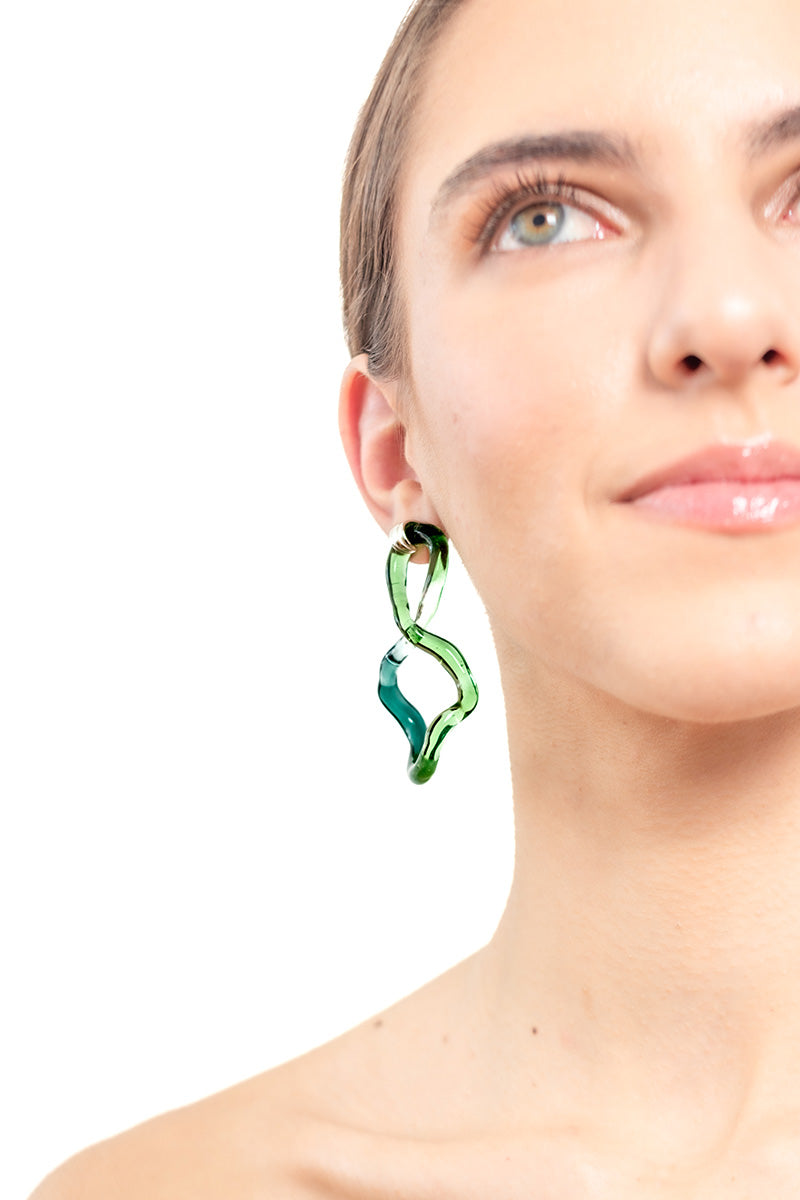 Salvára Interconexión L earrings in vibrant green with intricate design, showcasing modern, stylish jewelry for women.