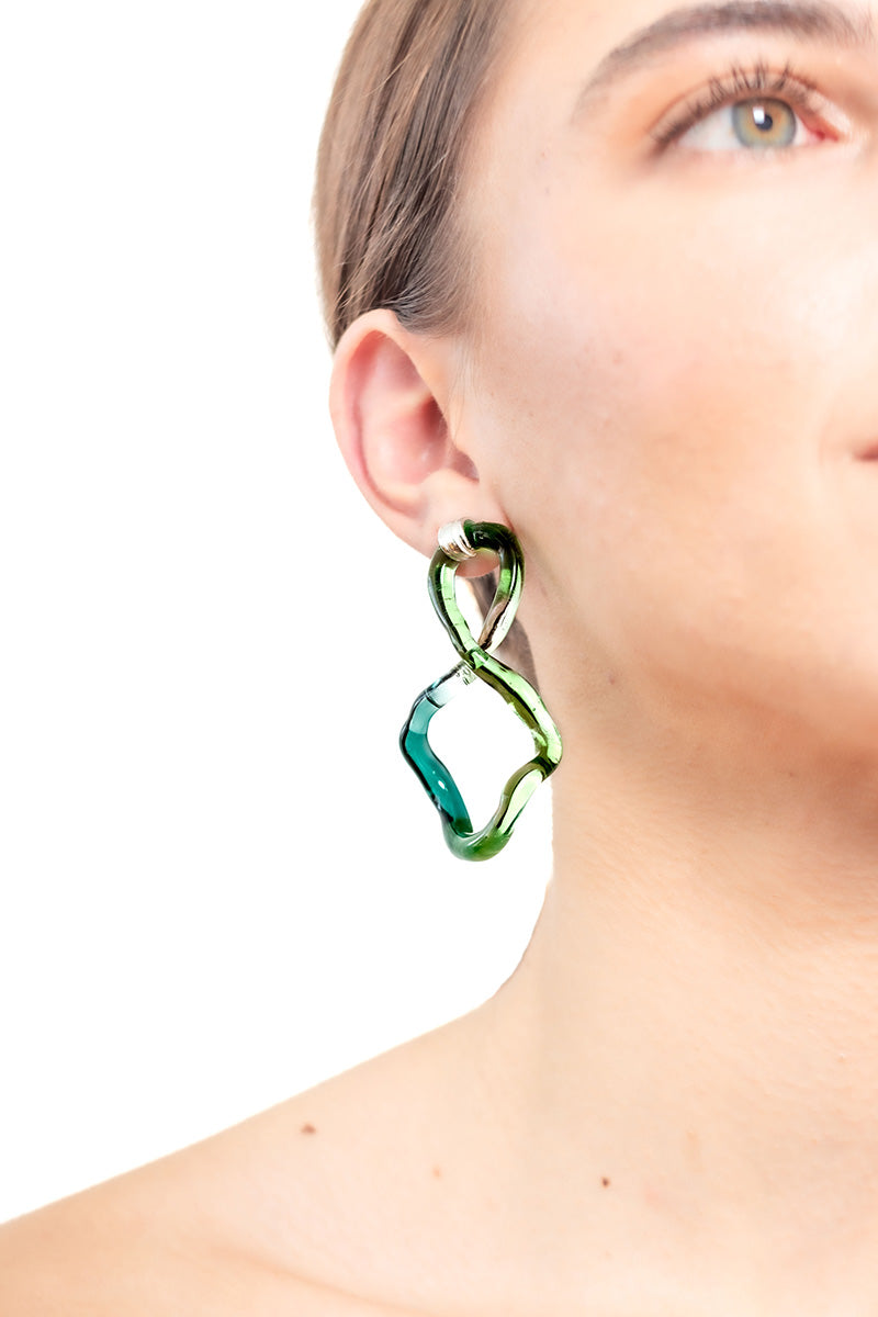 Salvárea Interconexión L earrings in vibrant green with sleek, modern design, perfect for stylish accessorizing.