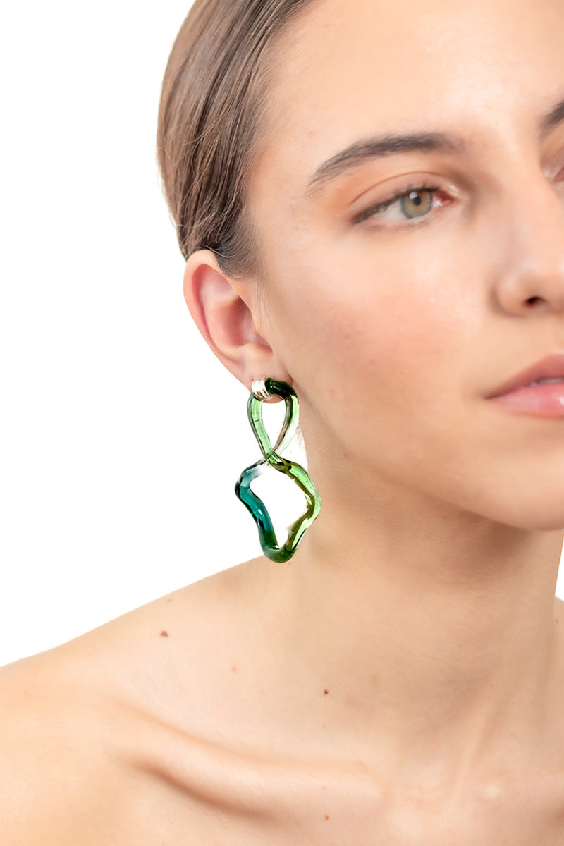 Salvára interconnection L earrings in vibrant green with intricate design, showcasing stylish jewelry for women.