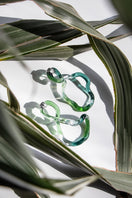 Salvária Interconexión L earrings in vibrant green with interconnected loop design, stylish jewelry accessory.
