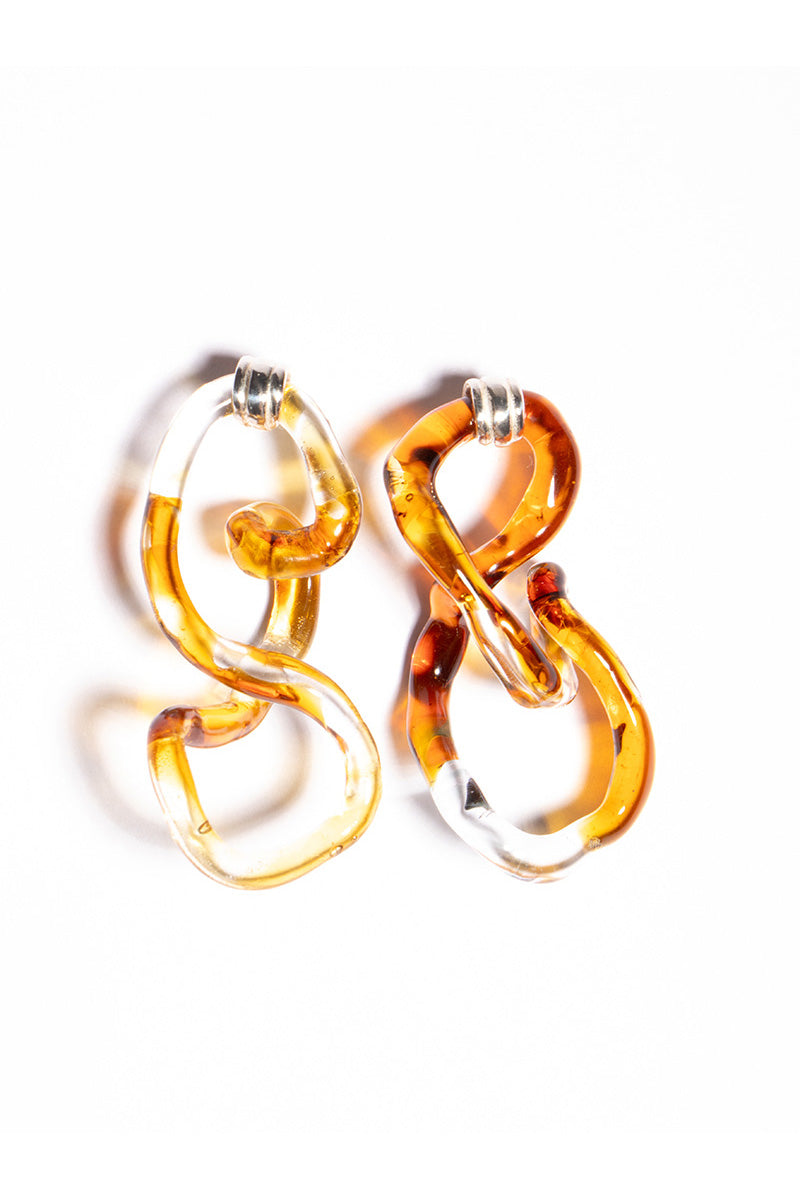 Salvárea interconnection L earrings in amber featuring sleek gold-tone design and dangling amber gemstone accents.