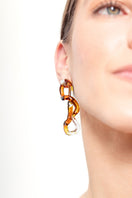 Salvára interconexion L amber earrings featuring intricate amber gemstone design and elegant gold-tone setting.