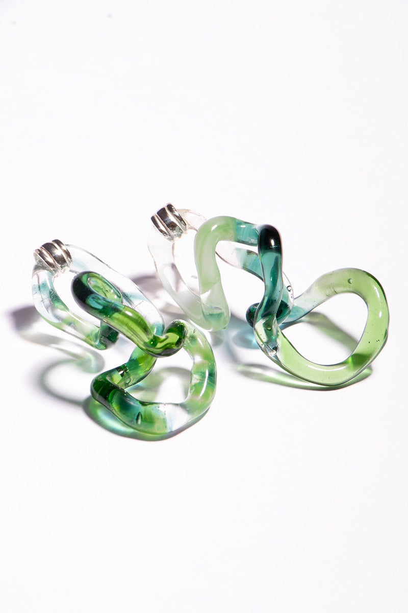 Salvárea Interconexión L earrings in vibrant green with interconnected design, showcasing modern jewelry style.