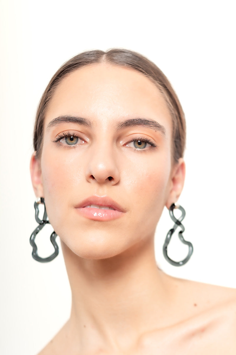 Salvárea Interconexión L earrings in smoky gray with interconnected geometric design, stylish and modern jewelry accessory.
