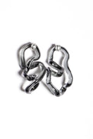 Salvárea interconnection L earrings in smoky gray with sleek, modern design, featuring dangling geometric shapes.