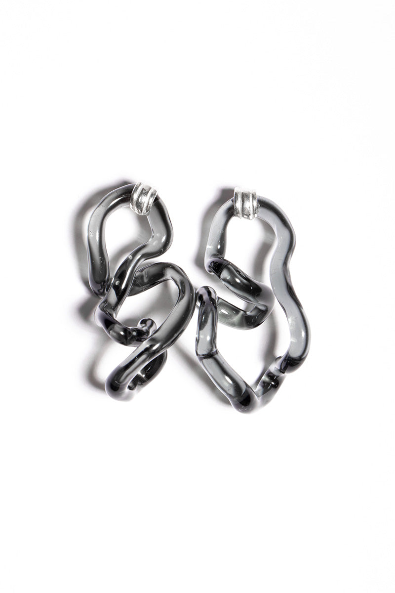 Salvárea interconnection L earrings in smoky gray with sleek, modern design, featuring dangling geometric shapes.
