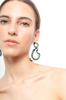 Salvárea Interconexión L earrings in smoky gray with interconnected hoop design, stylish jewelry for women.