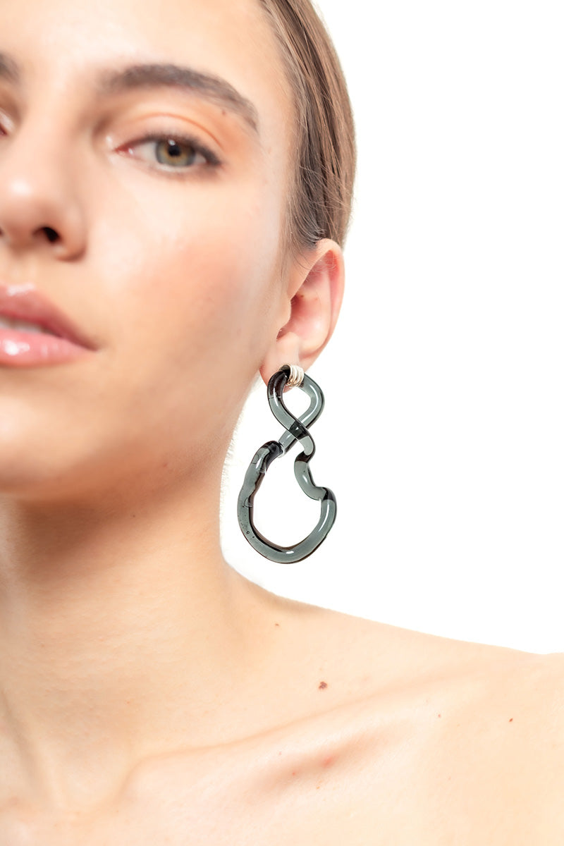 Salvarea interconnection L earrings in smoky gray with sleek, modern design, showcasing elegant jewelry for stylish wear.