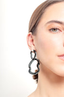 Salvárea Interconexión L earrings in smoky gray with sleek, modern design and silver hooks, displayed on a white background.