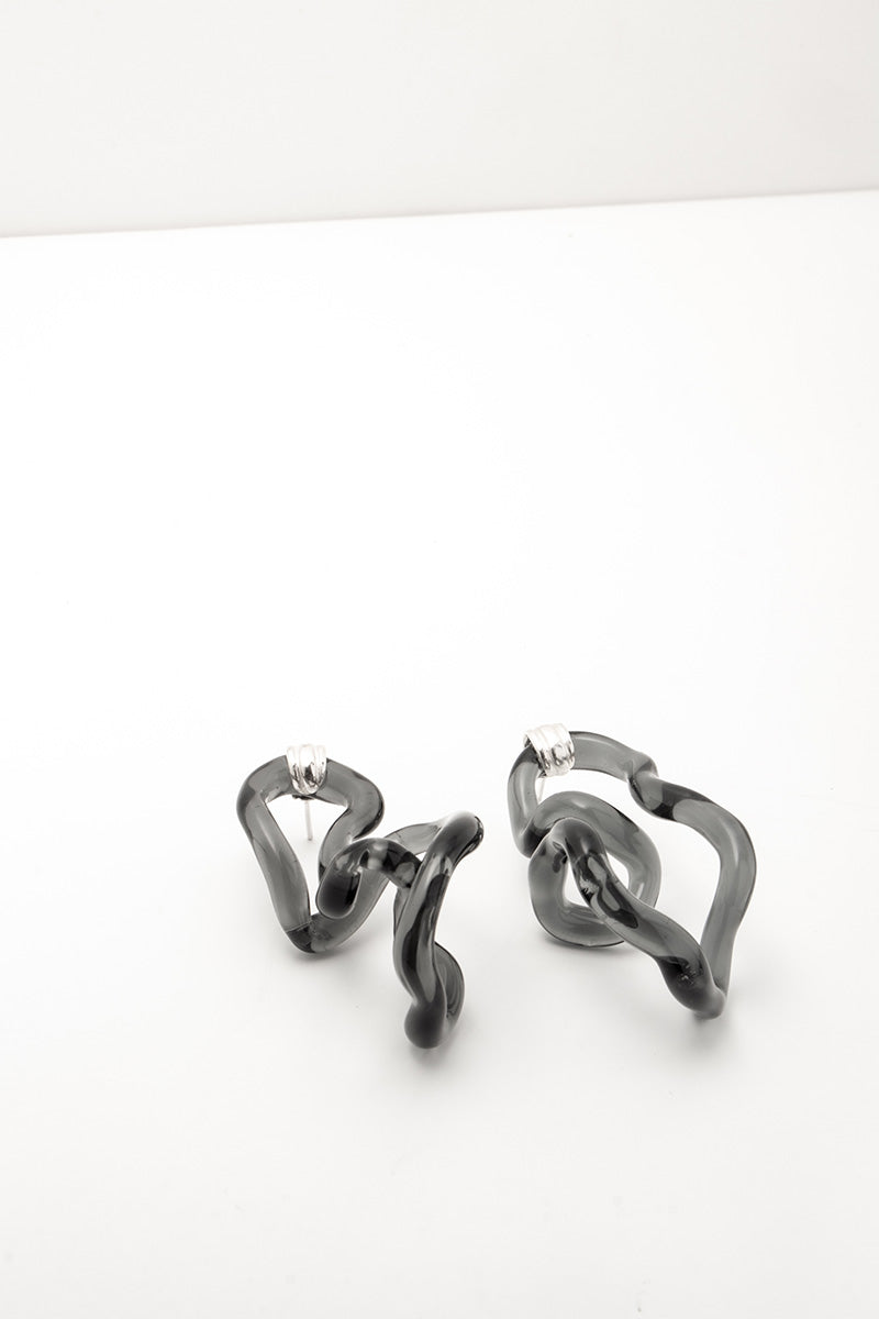 Salvárea interconnection L earrings in smoky gray with sleek, modern design, perfect for stylish accessories.