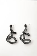 Salvárea Interconexión L earrings in smoky gray with interconnected metal design, stylish jewelry accessory.