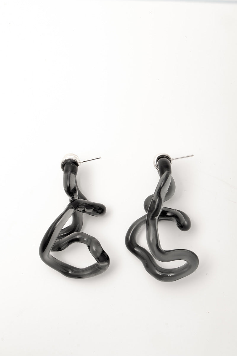 Salvárea Interconexión L earrings in smoky gray with interconnected metal design, stylish jewelry accessory.
