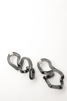 Salvárea Interconexión L earrings in smoke-colored acrylic with geometric design, hanging earrings for women.