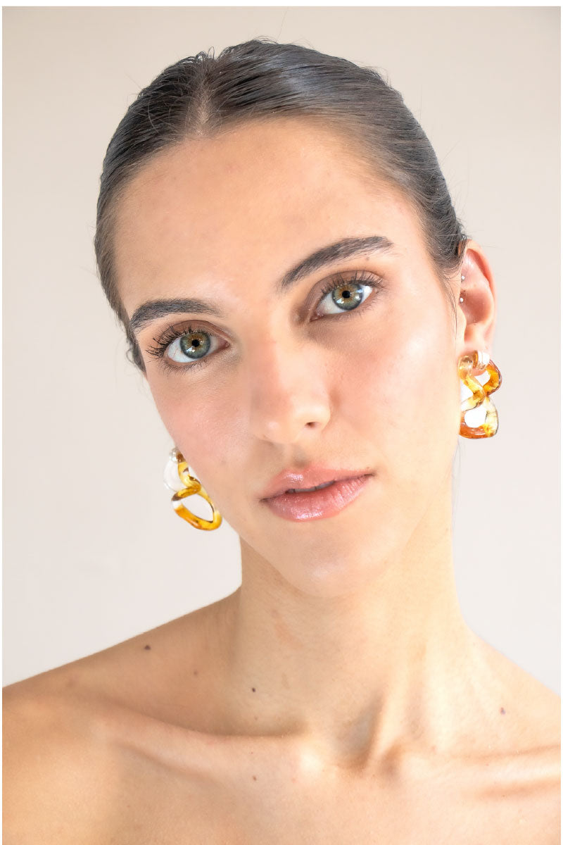 INTERCONEXION M EARRINGS IN AMBER