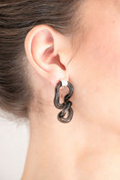 Salváraea Smoke Interconnection M earrings featuring sleek, modern design with interconnected metal loops in a smoky finish.