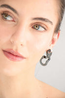 Salvára Interconexión M earrings in smoky glass with intertwined design, stylish and modern jewelry for women.