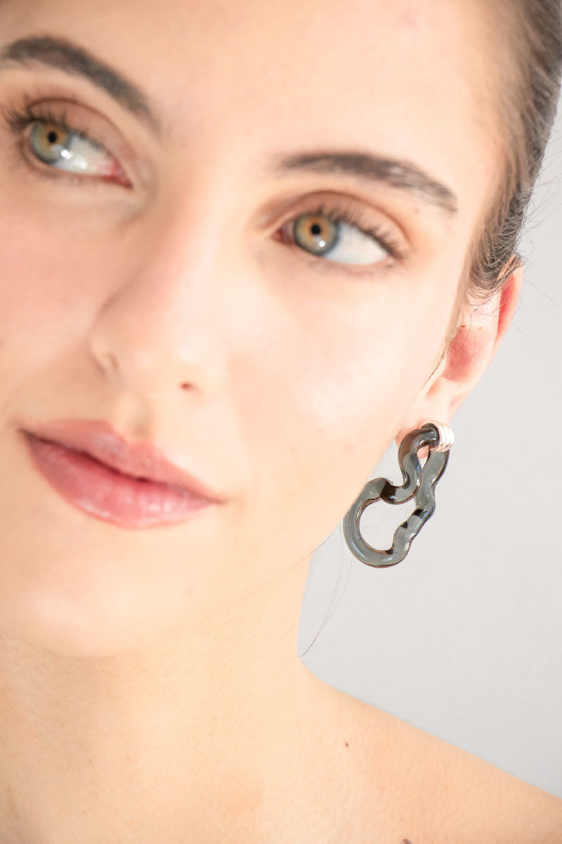 Salvára Interconexión M earrings in smoky glass with intertwined design, stylish and modern jewelry for women.