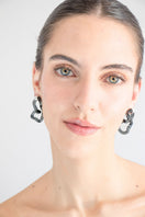 Salvárea Interconexión M earrings in smoke-colored material with sleek, modern design and minimalist style.