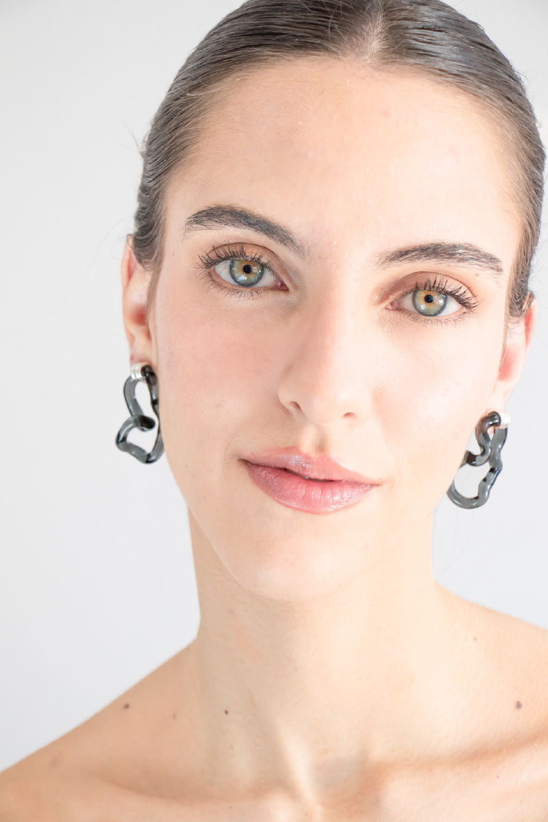 Salvárea Interconexión M earrings in smoke-colored material with sleek, modern design and minimalist style.