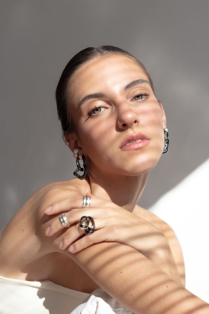 Salvárea Interconexión M earrings in smoky color featuring modern, interconnected design for stylish wear.