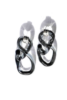 Salvárea Interconexión M earrings in smoky gray with interconnected design, stylish and modern jewelry accessory.