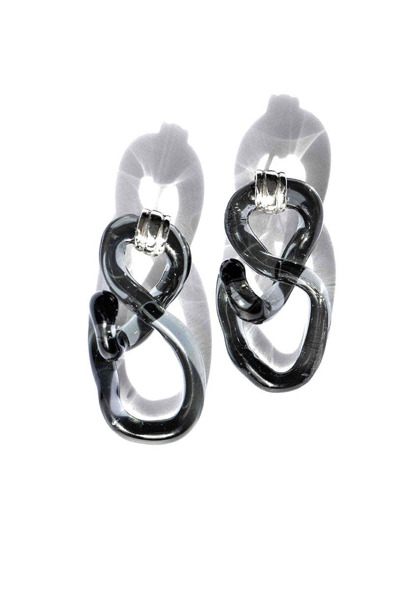 Salvárea Interconexión M earrings in smoky gray with interconnected design, stylish and modern jewelry accessory.