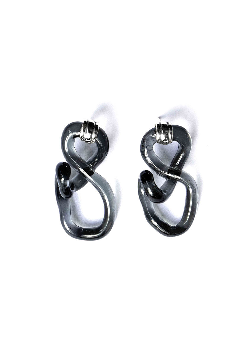 Salvárea Interconexión M earrings in smoky gray with sleek, modern design, featuring interconnected loop details.