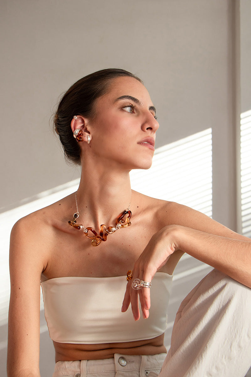 Salvária interconnection necklace in amber featuring a delicate chain and warm amber pendant, elegant jewelry for special occasions.