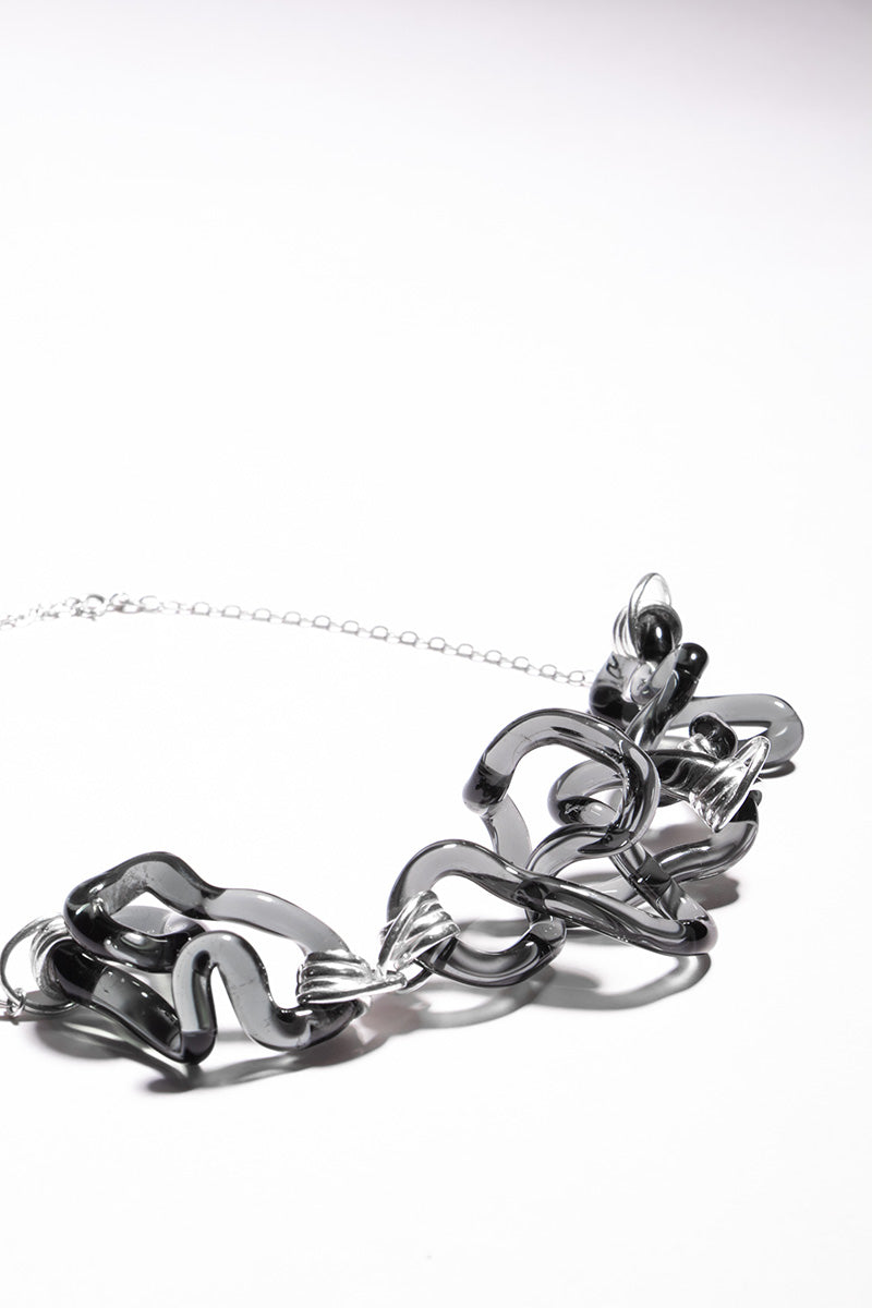 Salvária Interconexión Necklace in smoke-colored pendant, stylish jewelry piece showcasing a sleek, modern design.