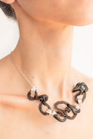Salvárea interconnection necklace in smoke with sleek design, featuring dark smoky beads and elegant metallic accents.