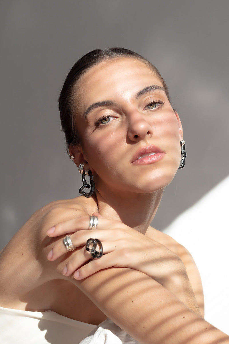 Set of SALVÁREA interconnection rings in smoky gray, showcasing multiple interconnected rings with a sleek, modern design.