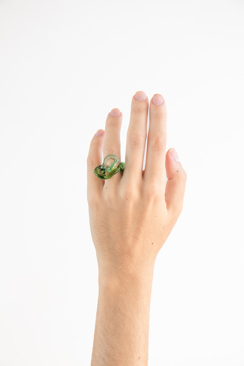 Set of green interconnected rings from SALVÁREA, showcasing the stylish interconnection design in this rings collection.