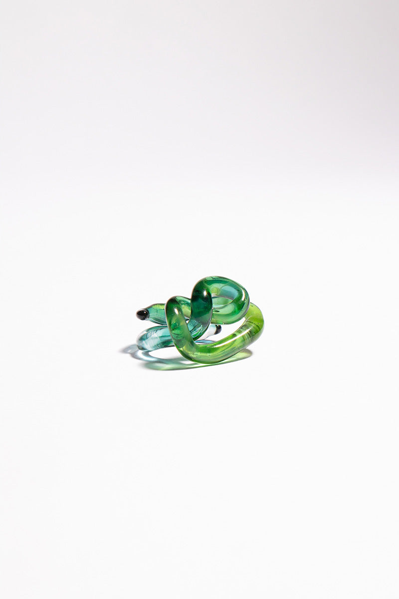 Set of green interconnection rings from SALVÁREA, showcasing interconnected jewelry rings in a vibrant shade.