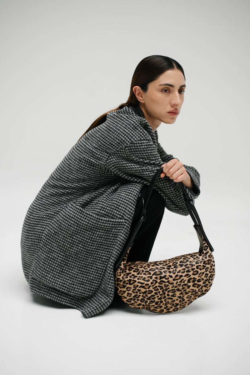 ISIDORA MALVA Amalfi shoulder bag in animal print with leopard pattern, stylish and spacious for everyday use.