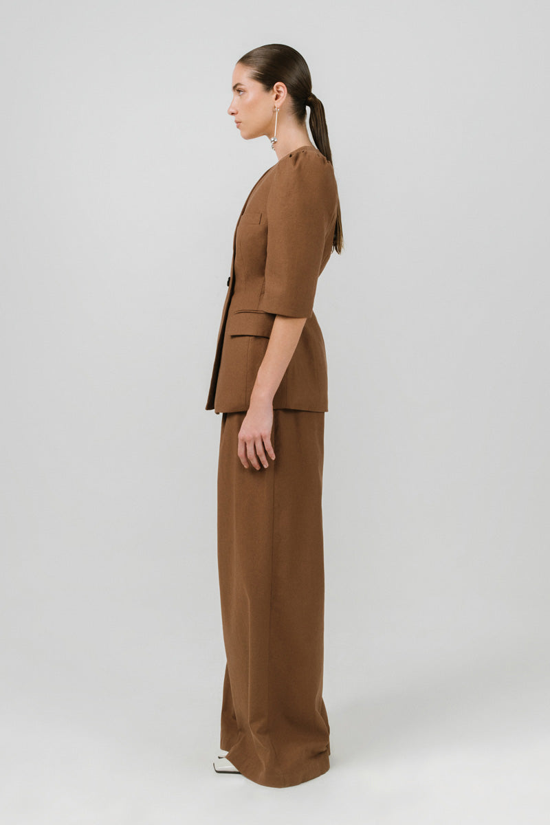 Izakova Tessa brown pants showing a close-up of the fabric and tailored fit, with a focus on the stylish design and color.