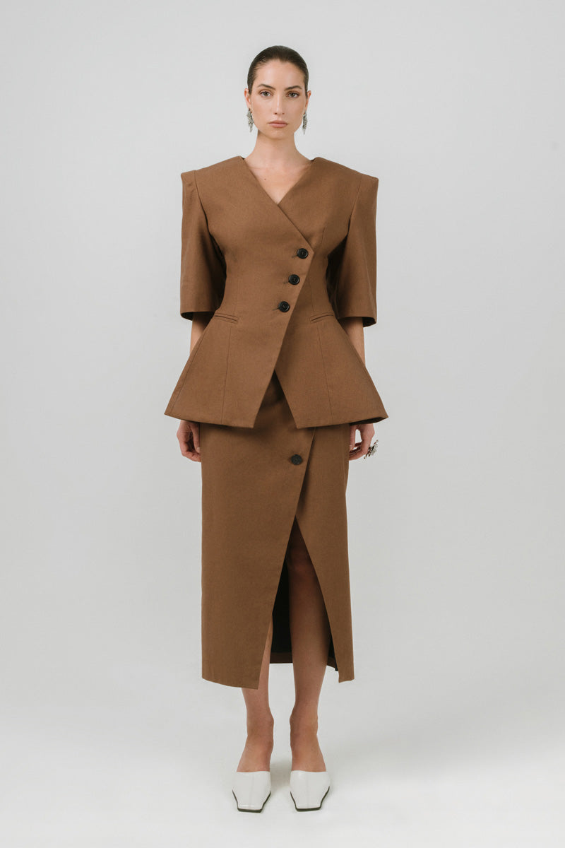Izakova NELA brown blazer, tailored fit with lapel collar and button closure, styled for a sophisticated look.