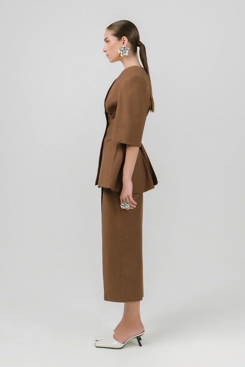 Brown NELA blazer by Izakova, tailored fit with lapel collar and button closure, displayed on a mannequin.