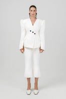 Izakova Azera blazer in off-white, tailored blazer for women, with structured fit and classic lapel, shown on a model.