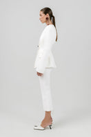 Izakova off-white blazer from the Azera collection, tailored fit, with lapel collar and long sleeves, stylishly displayed.