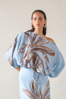 Blue print Jacinta blouse by Tinta Latina, stylish women's tops with vibrant print and flowy fabric.