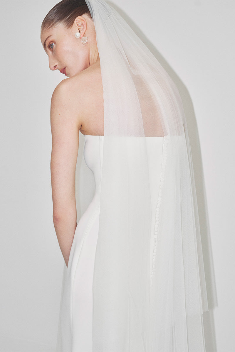 Bridal short veil hair accessory by JC Pajares, featuring delicate lace and tulle for wedding hairstyles.