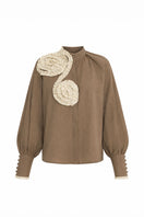 Maylé Vásquez Juntas shirt in camel color, casual long-sleeve shirt with a relaxed fit and button-down front.