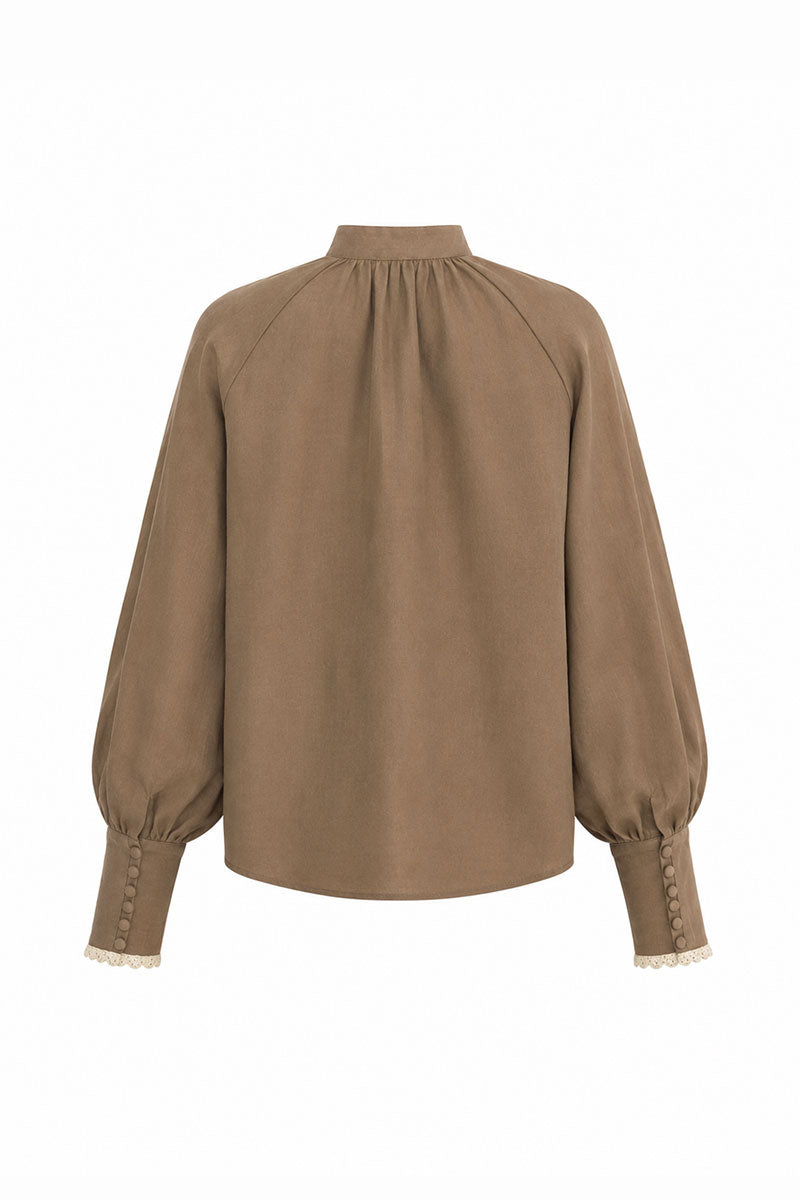 Maylé Vásquez Juntas shirt in camel color, featuring a stylish, fitted design with long sleeves and a classic collar.