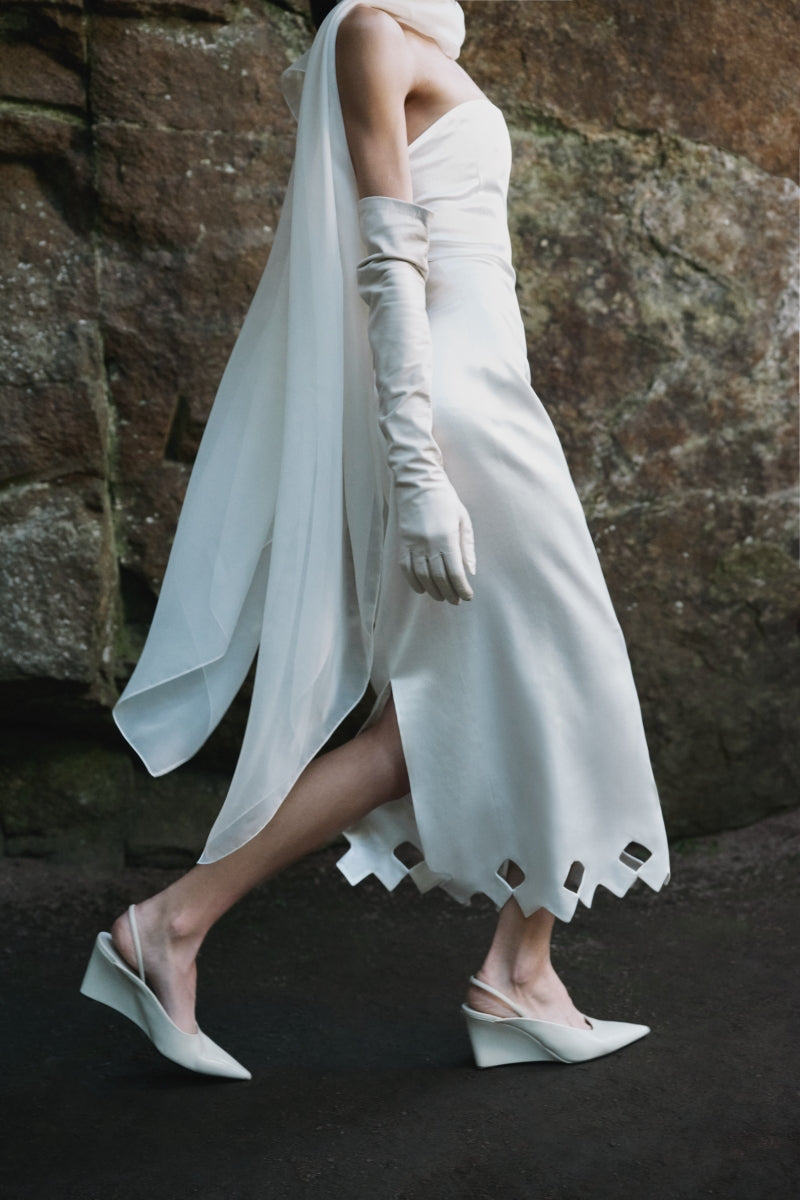 PODYH Tymphan eggshell midi dress with elegant fit and subtle detailing, perfect for stylish occasions.