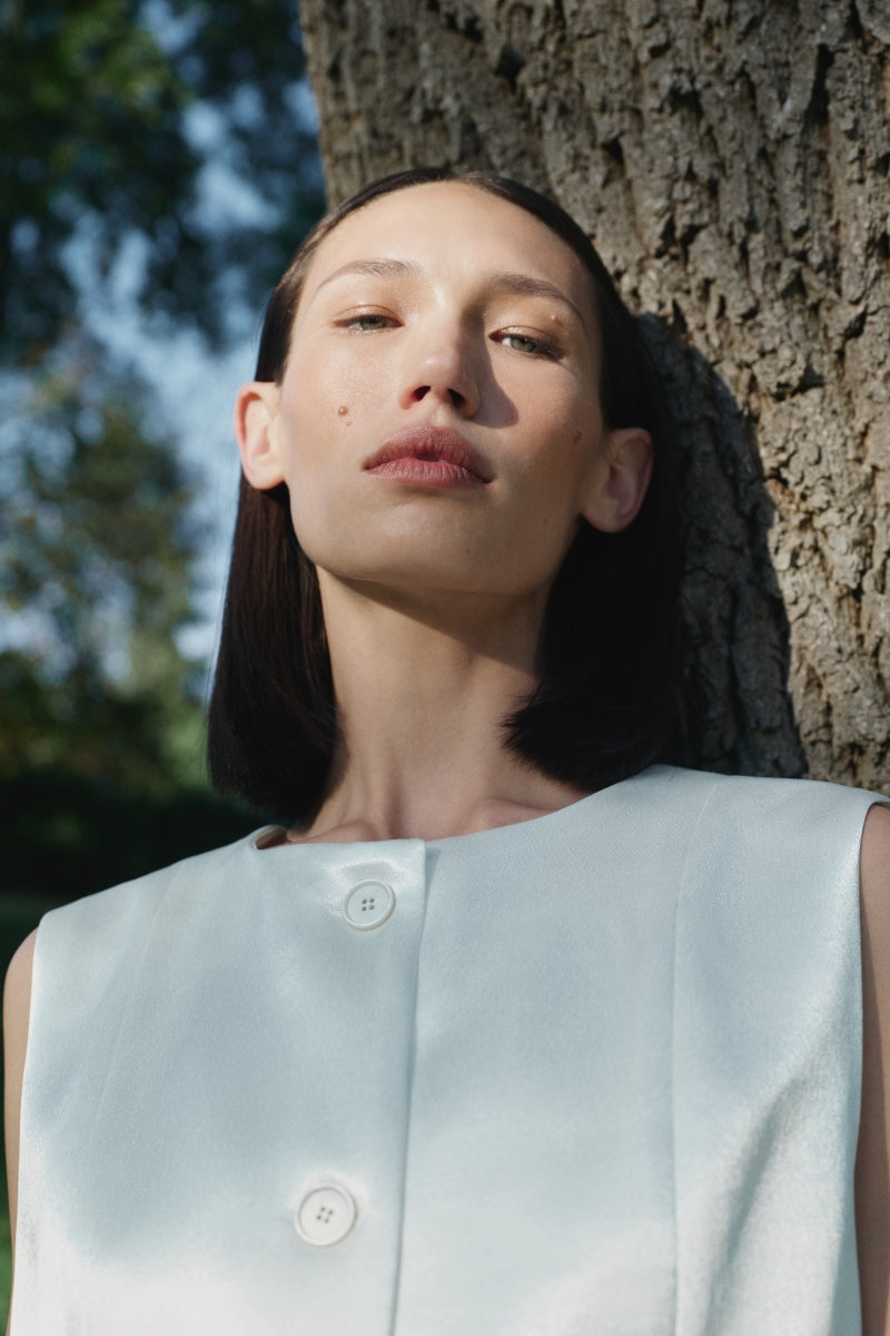 Podyh Tympan vest in eggshell color, lightweight vest with a smooth fabric finish, designed for casual and layered wear.