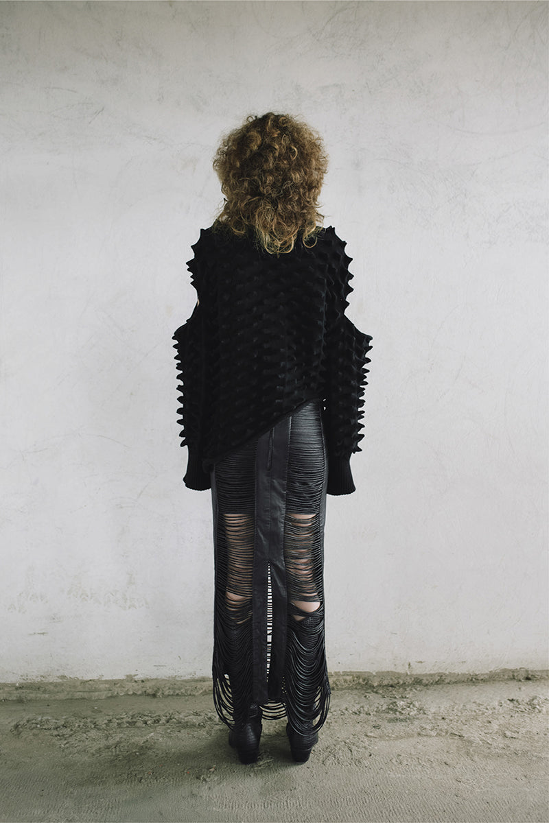 Maz Manuela Álvarez knitted Peaks sweater with a cozy, textured design in soft, neutral tones, perfect for casual wear.