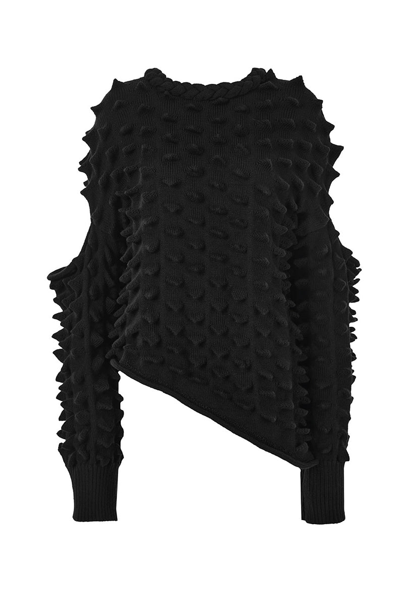 Cream-colored knitted Peaks sweater by MAZ Manuela Álvarez with a cozy, textured design, perfect for casual winter wear.